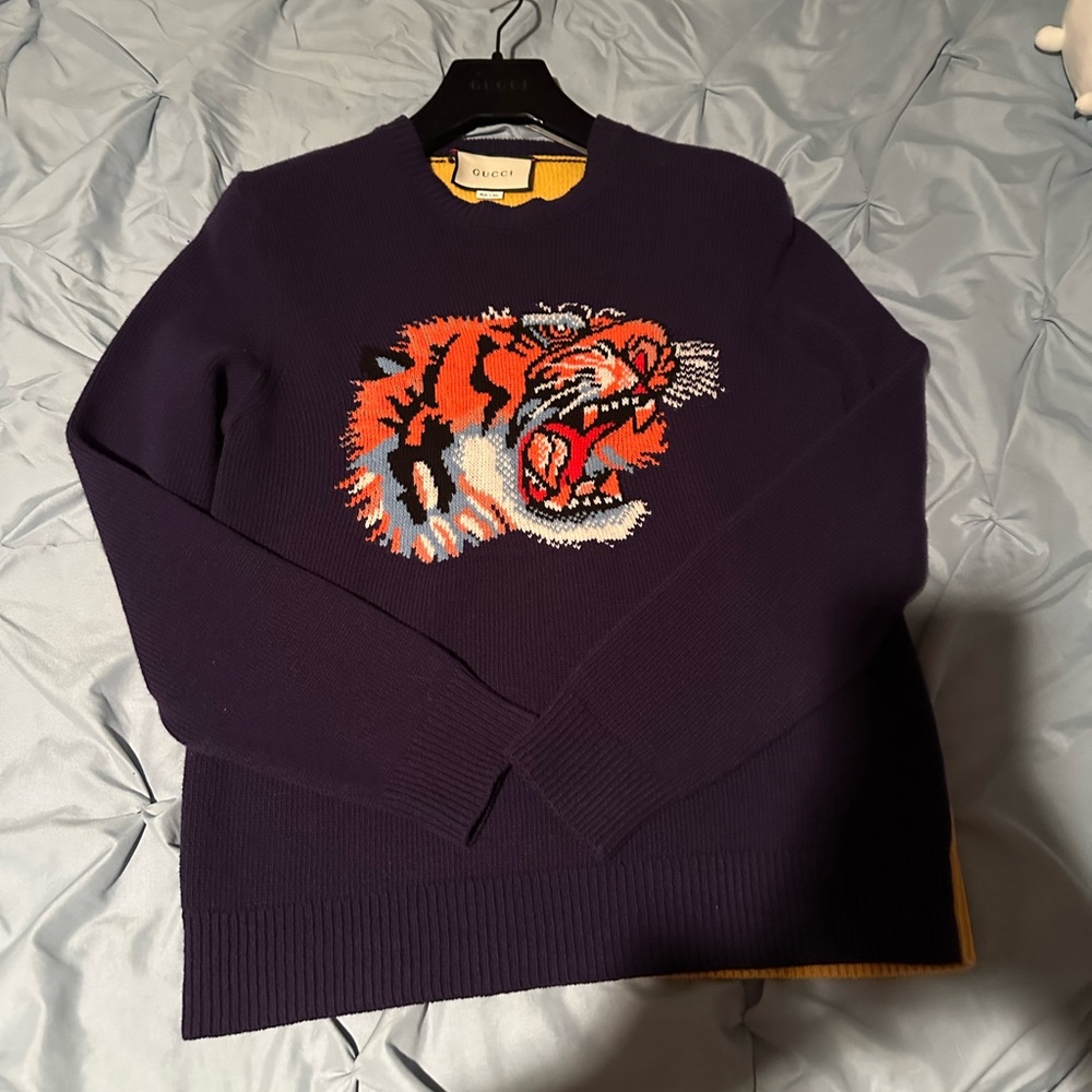 Gucci sweater never worn. Size M